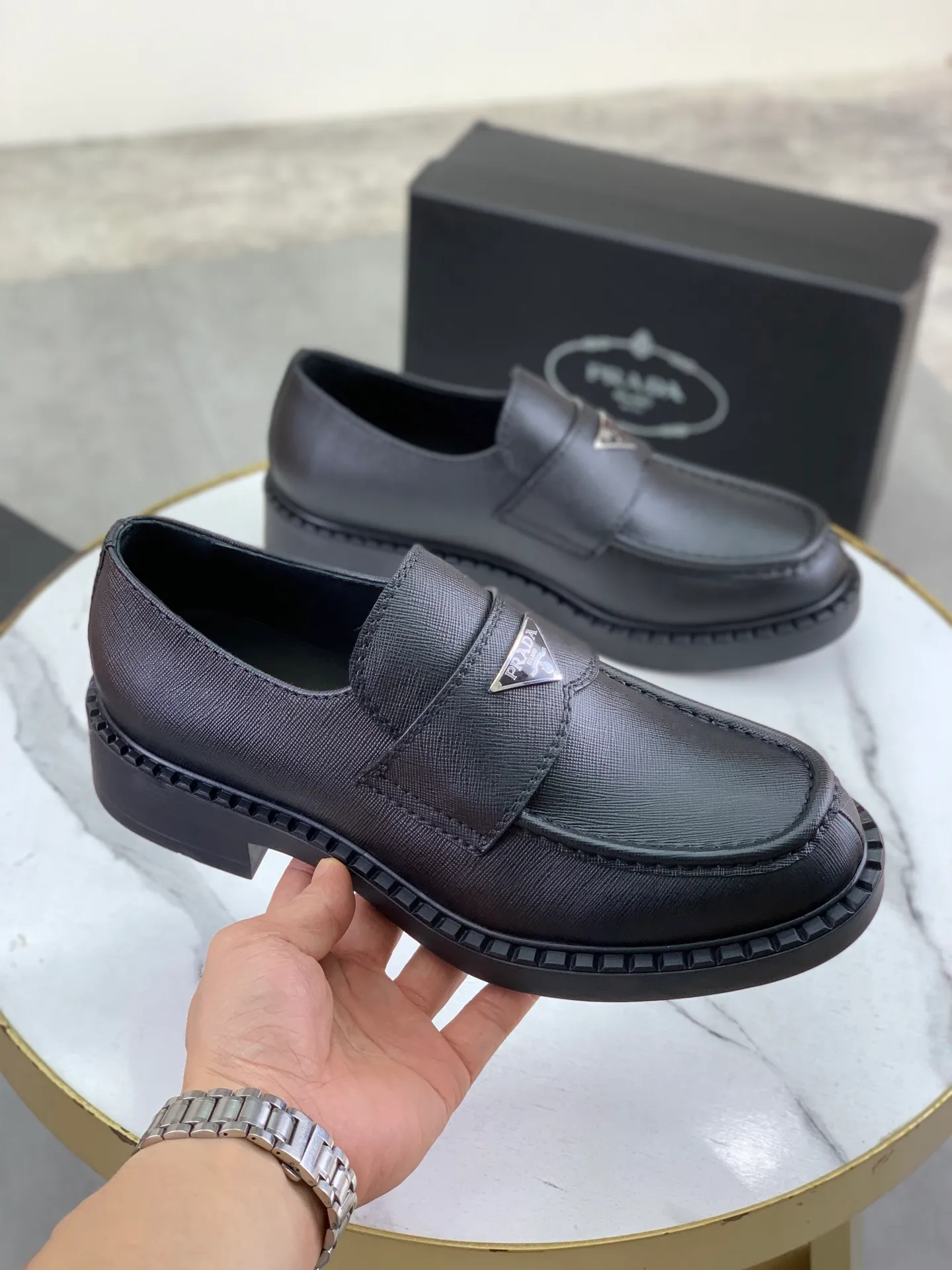 Factory price P800 💰Original quality, top version🔱 ＰＲＡＤＡPrada. Men's business casual leather shoes, top quality cow leather. 1:1 shipment ⬆️Luxurious and noble, all made of imported original first-layer fine suede cowhide, just to create a more comfortable wearing experience. Upper: original comfortable open-edge bead-rubbed calfskin ➕Top imported water-dyed full cow lining, original high-end lightweight and comfortable TPU combination bottom ✔️Code number: 39-44 (38 45 Can be customized)
